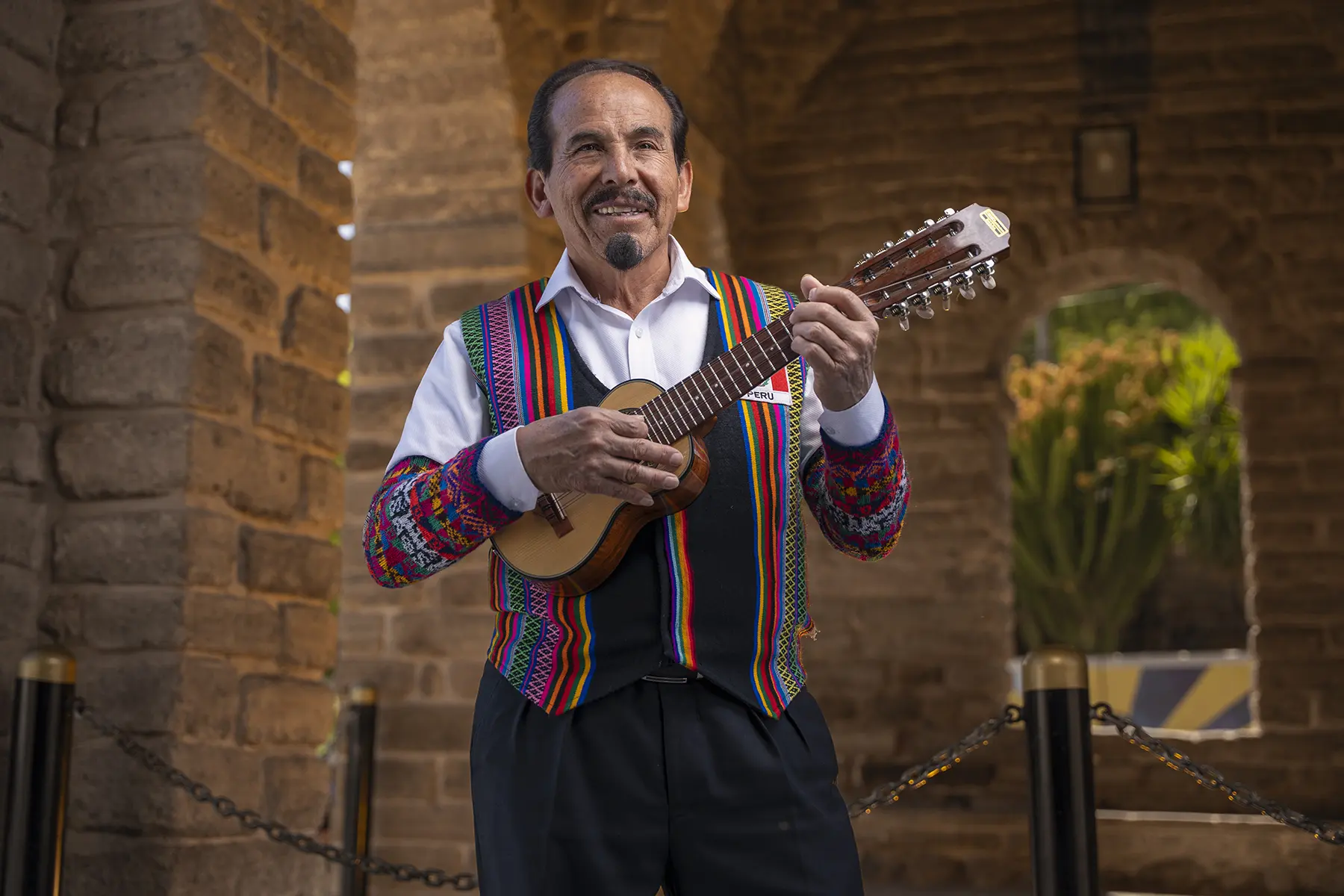 Alejandro Camasca en el Museo del Charango