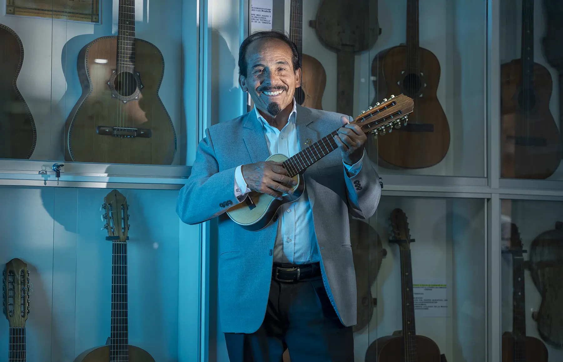 Alejandro Camasca en el Museo del Charango