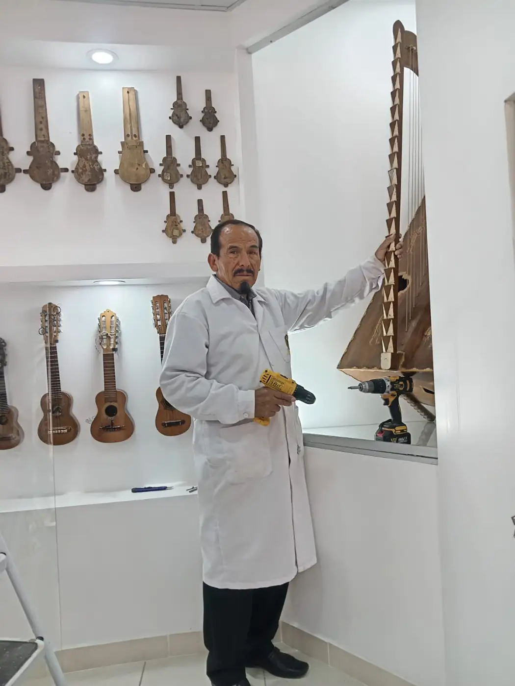 Alejandro Camasca en la instalación de una pieza en el Museo del Charango